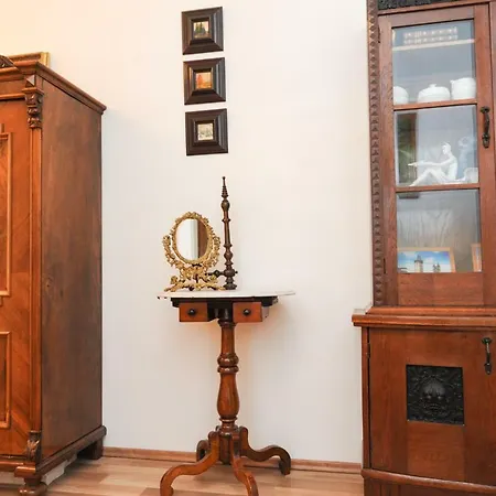 Antique In Lägenhet Prag